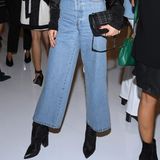 Cropped Flared  Es gibt sie zwar schon länger, aber die Cropped Flared ist immer noch so etwas wie der Underdog unter den Jeansschnitten. Weites, gerades Bein in verkürzter Länge: Das macht die Cropped Flared aus. Sie ist der perfekte Mix zwischen weitem Bein und lässigem Cropped-Style. Ähnlich wie die Jeans-Coulotte lässt sich Cropped Flared im Winter perfekt mit Stiefeln stylen und ist im Sommer schön luftig am Bein. Der Allrounder für 2019!