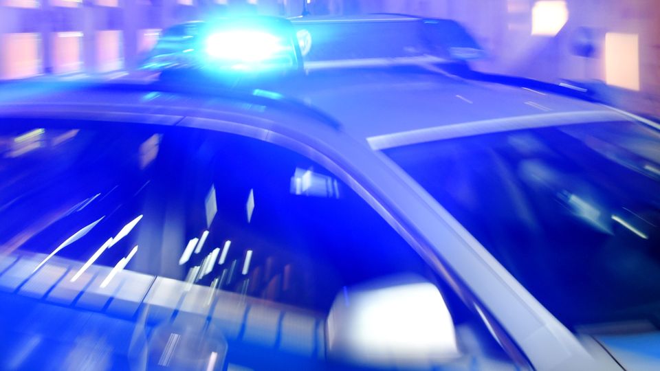 Blaulicht auf einem Auto der Polizei Schleswig-Holstein zu einer Polizeimeldung aus Kiel