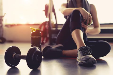 Breit gebaut, braun gebrannt, hundert Kilo Hantelbank? Nein. Eigentlich gehe ich nur manchmal ins Fitnessstudio. (Symbolbild)