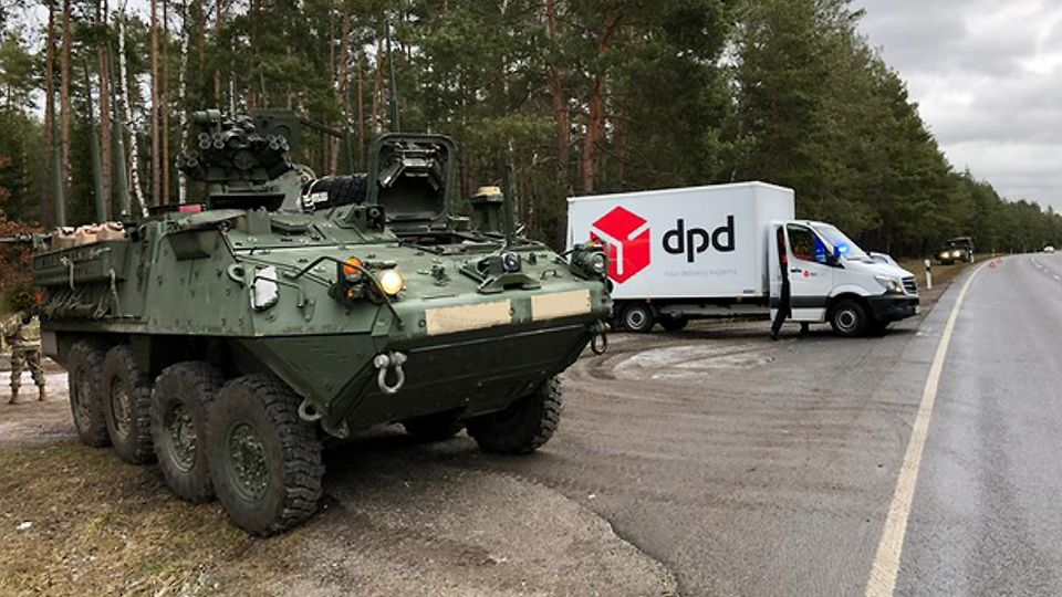 Nachrichten aus Deutschland - US-Radpanzer mit Paketwagen Nachrichten aus Deutschland - US-Radpanzer mit Paketwagen
