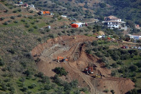 Helfer sind in Südspanien mit schwerem Gerät im Einsatz