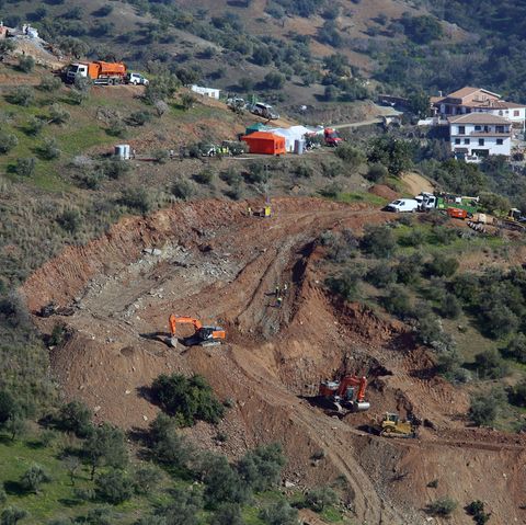 Helfer sind in Südspanien mit schwerem Gerät im Einsatz