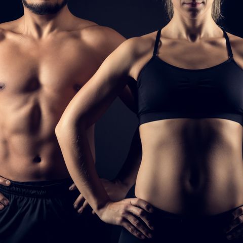 Abnehmen: Eine Frau und ein Mann haben Fitnesskleidung an