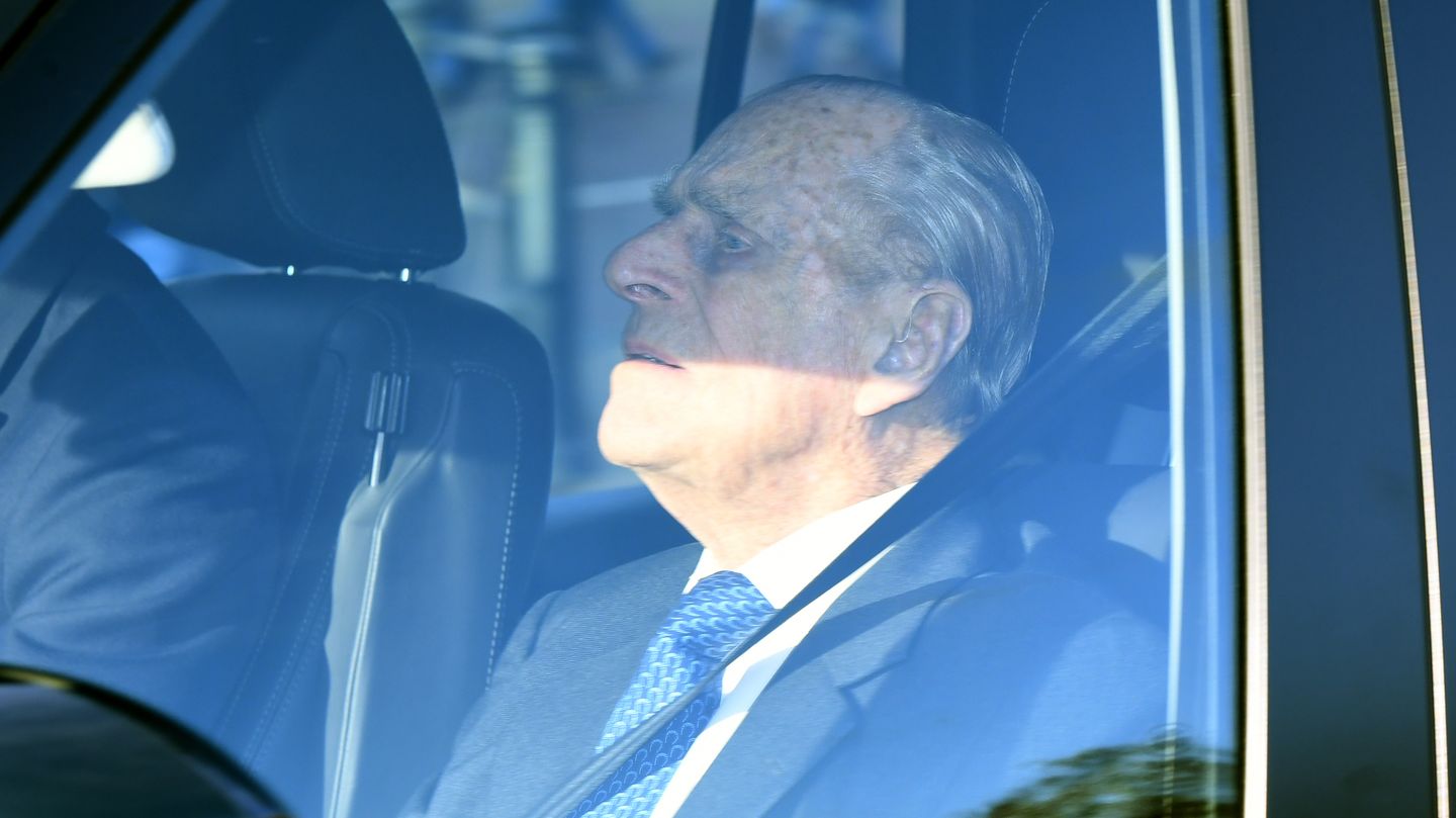 Prince Philip sitzt auf dem Beifahrersitz eines Autos und schaut nach vorn