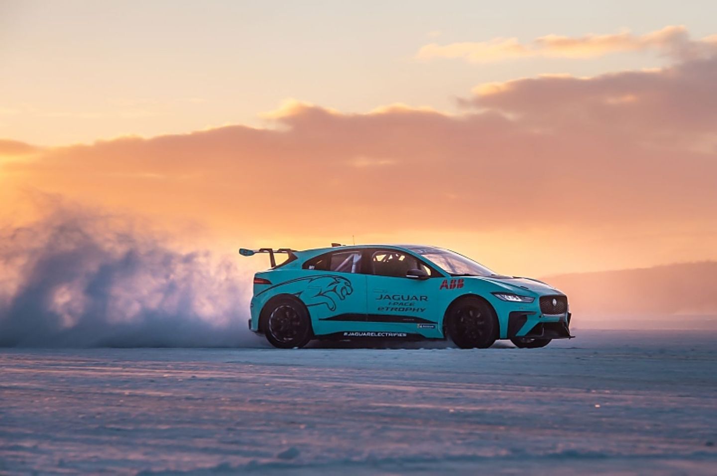 Der Jaguar I-Pace eTrophy schafft nach 4,5 Sekunden Landstraßengeschwindigkeit - das sind 0,3 Sekunden schneller als die Serienversion Der Jaguar I-Pace eTrophy schafft nach 4,5 Sekunden Landstraßengeschwindigkeit - das sind 0,3 Sekunden schneller als die Serienv