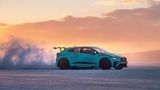 Der Jaguar I-Pace eTrophy schafft nach 4,5 Sekunden Landstraßengeschwindigkeit - das sind 0,3 Sekunden schneller als die Serienv