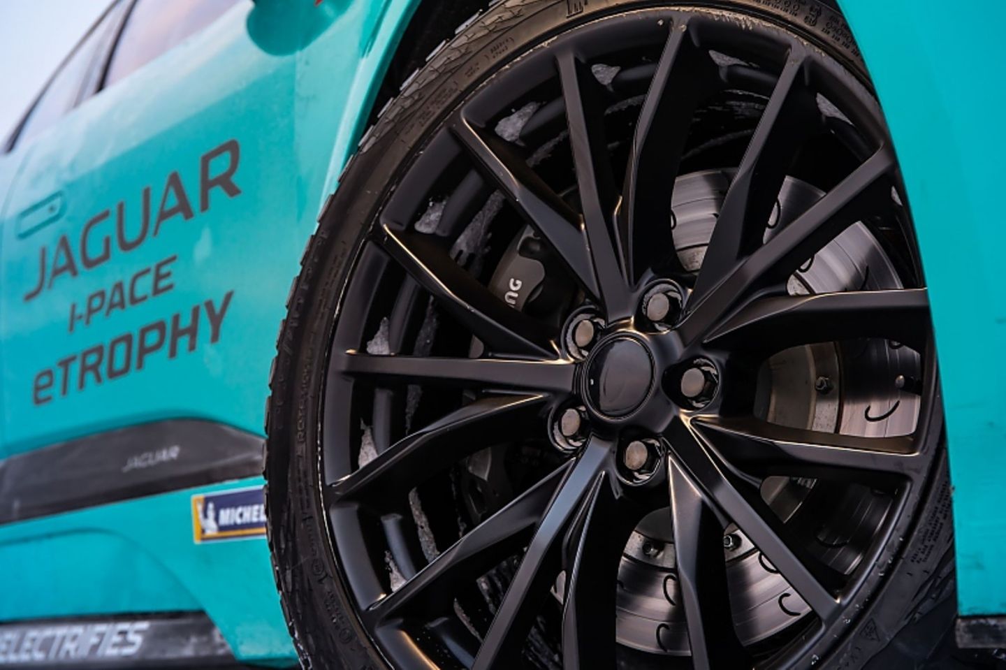 Auch die Bremsanlage Jaguar I-Pace eTrophy ist größer als beim normalen Elektromobil