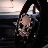 Am Lenkrad lassen sich unter anderem, die Kraftverteilung des Allradantriebs und das ABS einstellen