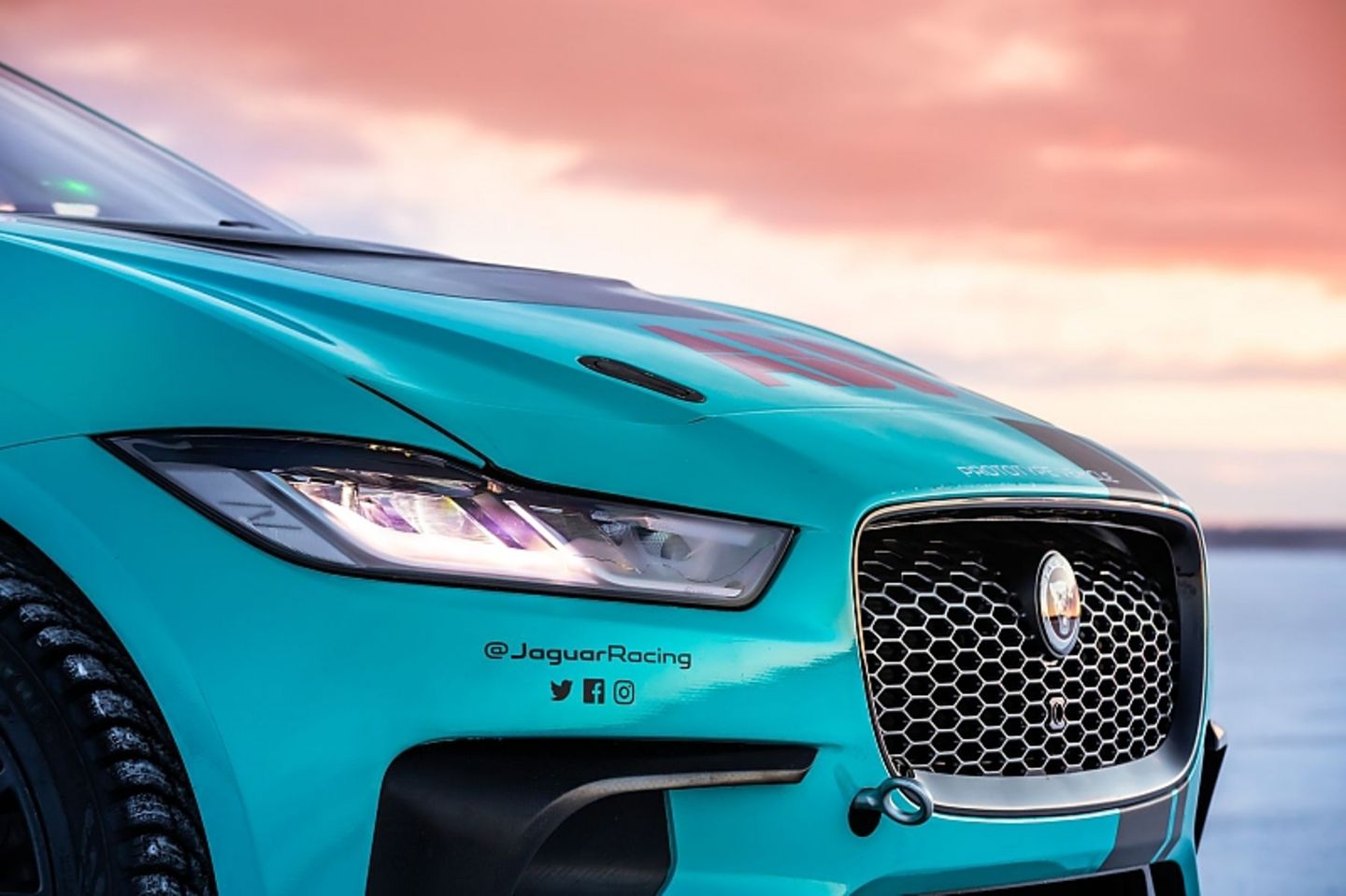 Seinem Serienbruder, wie aus dem Gesicht geschnitten: der Jaguar I-Pace eTrophy