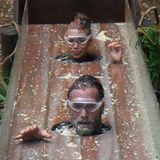 Nach ihrer verweigerten Prüfung muss Gisele an Tag 6 direkt wieder antreten - begleitet von Bastian Yotta. In der Prüfung "Spülhölle" sollen sie mit einer Hand Sterne aus einem Schwall Kuhurin, verfaulter Tomaten und Fischreste herausfischen. Erstaunlicherweise schafft sie vier und er null Sterne.