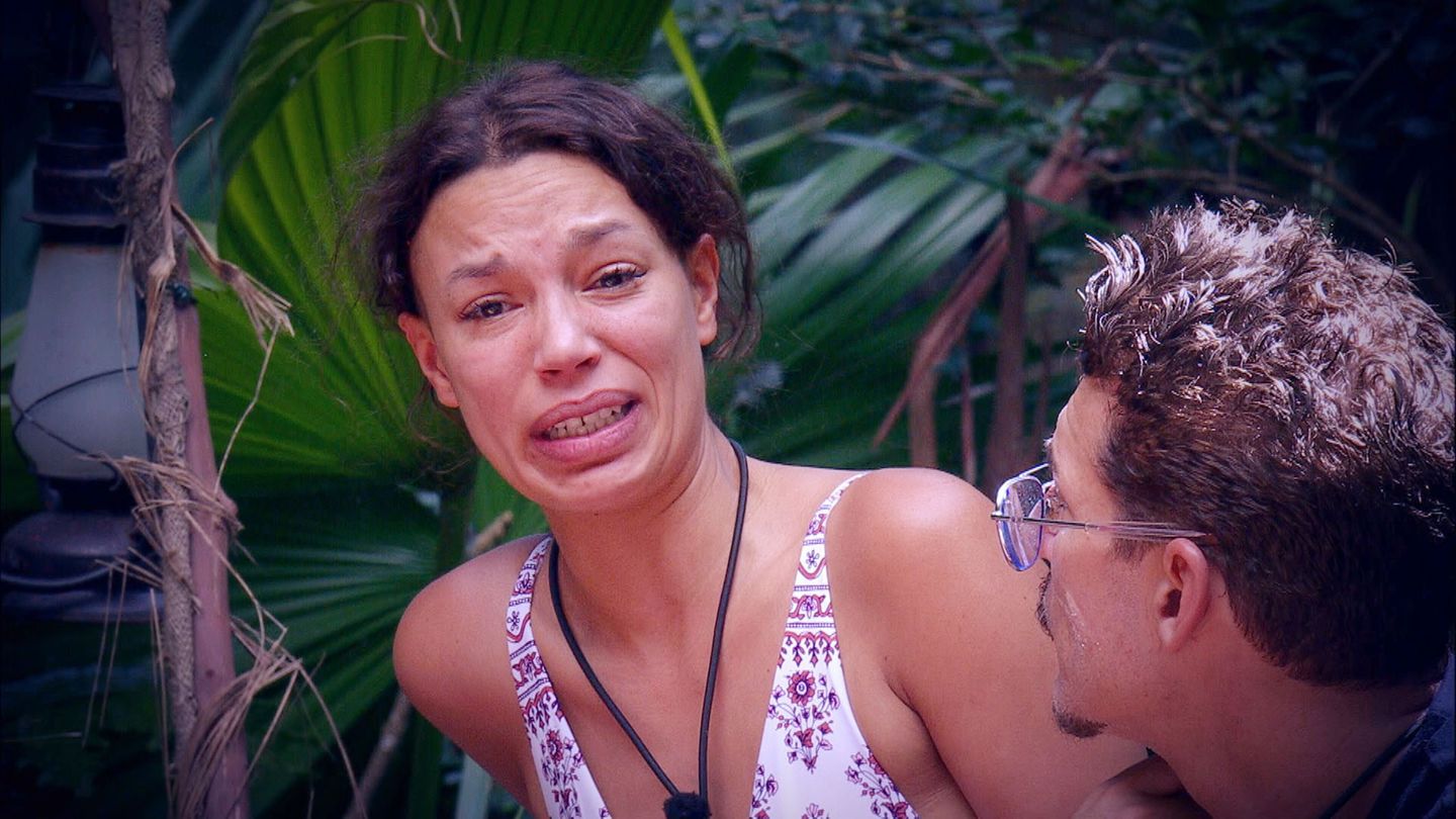 Es ist ein Bild des Jammers: Gisele Oppermann heult und jault sich durch die diesjährige Dschungelcamp-Staffel. Seit Tag 1 macht das Model durch Panikattacken, lautes Gekreische und verweigerte Prüfungen von sich reden. Bereits bei ihrer GNTM-Teilnahme im Jahr 2008 bekam Gisele den Spitznamen Heulsuse verpasst. Dem macht sie im Dschungel nun alle Ehren - und muss am achten Tag die neunte Prüfung infolge absolvieren. Damit hat sie den Rekord von Larissa Marolt geknackt, die 2014 zu acht Prüfungen hintereinander antreten musste.