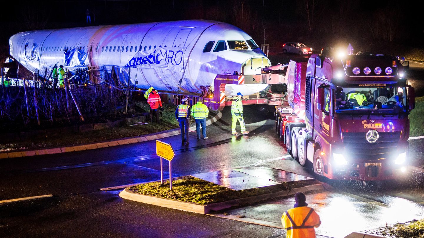 Logistische Meisterleistung: Per Schwerlasttransport wird der Rumpf des Airbus A320 von Lübeck nach Calw geschleppt