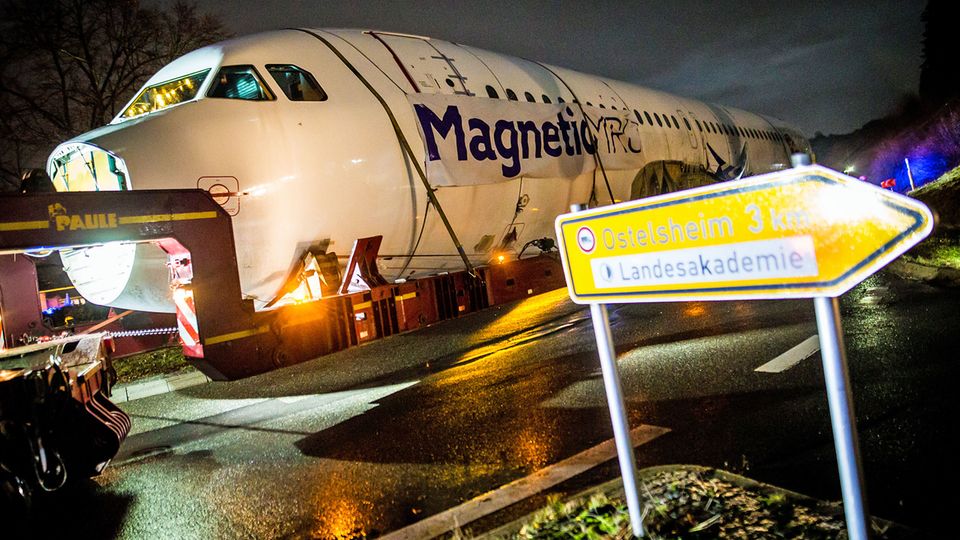 Logistische Meisterleistung: Per Schwertransport wird der Rumpf des Airbus A320 von Lübeck nach Calw geschleppt