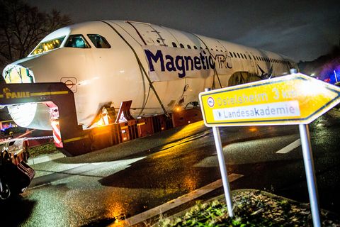 Logistische Meisterleistung: Per Schwertransport wird der Rumpf des Airbus A320 von Lübeck nach Calw geschleppt