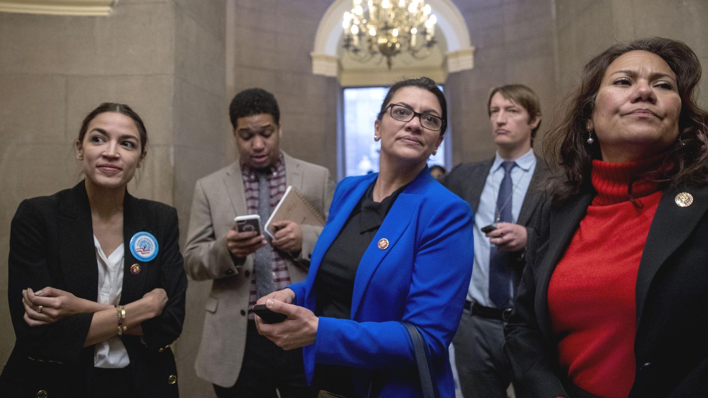 Alexandria Ocasio-Cortez (l.), und weitere demokratische "Freshmen" warten auf Republikanerführer Mitch McConnell