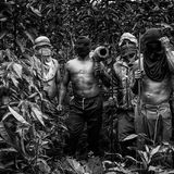 Eine Gruppe von Shuar-Freiwilligen der Dorfgemeinschaft Shariant posiert im Dschungel. Die Männer mit den selbst gefertigten Waffen sehen sich als Verteidiger Amazoniens.