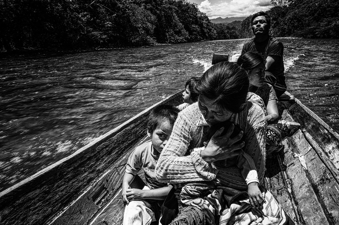 Viele Stammesgebiete sind unerschlossen, keine Straßen oder Brücken existieren. Diese Shuar-Familie reist mit dem Boot auf dem Yaupi-Fluss.