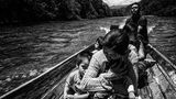 Viele Stammesgebiete sind unerschlossen, keine Straßen oder Brücken existieren. Diese Shuar-Familie reist mit dem Boot auf dem Yaupi-Fluss.