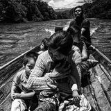 Viele Stammesgebiete sind unerschlossen, keine Straßen oder Brücken existieren. Diese Shuar-Familie reist mit dem Boot auf dem Yaupi-Fluss.
