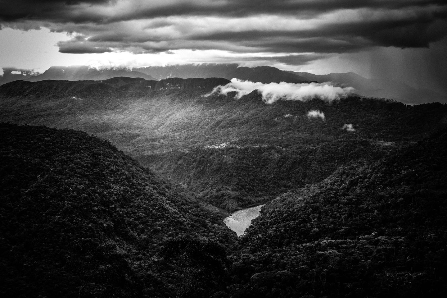 Der Fluss Coangos fräst sich durch die Berge in der umkämpften Zone der Provinz Morona-Santiago. Hier liegen viele Landminen