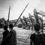 Eine Gruppe junger Männer der Kichua überwacht Maschinen, die von einer Baufirma zurückgelassen wurden. Hier soll ein Wasserkraftwerk entstehen.