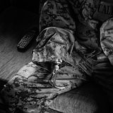 Ex-Sergeant Atanasio Anguasha sitzt neben einer Fernbedienung. Er verlor seine Hände beim Räumen von Minen. Nach dem Friedensschluss mit Peru wurden Sprengfallen im feuchten Dschungel mit Macheten gesucht.