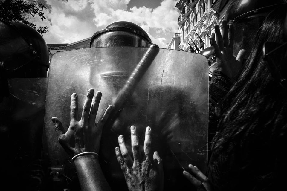 In der Hauptstadt Quito wehren Polizisten Menschen ab, die gegen Militärangriffe auf die Stämme in Nankints protestieren
