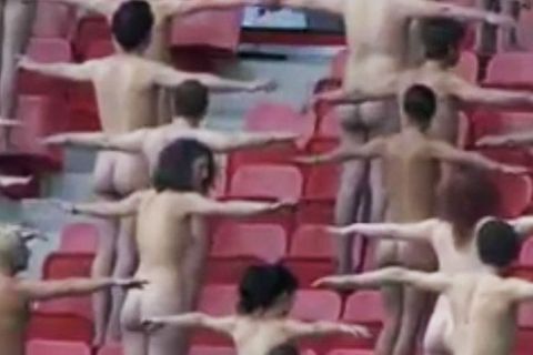 Mehr als 1800 Menschen haben sich in ein Wiener Stadion locken lassen, um nackt für eine Aufnahme des US-Fotografen Spencer Tunick zu posieren. Insgesamt 1840 Männer und Frauen kamen ins Ernst-Happel-Stadion in der österreichischen Hauptstadt, ließen ihre Hüllen fallen und harrten bei sonnigem Wetter geduldig für das mehrstündige Fotoshooting aus. Tunick hatte allerdings gehofft, dass sich "mindestens 2008" Modelle im Stadion einfinden würden, denn die Aktion fand mit Blick auf die Fußball-Europameisterschaft - die "Euro 2008" - statt.