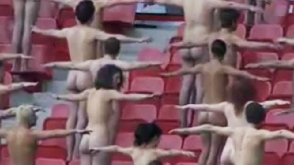Mehr als 1800 Menschen haben sich in ein Wiener Stadion locken lassen, um nackt für eine Aufnahme des US-Fotografen Spencer Tunick zu posieren. Insgesamt 1840 Männer und Frauen kamen ins Ernst-Happel-Stadion in der österreichischen Hauptstadt, ließen ihre Hüllen fallen und harrten bei sonnigem Wetter geduldig für das mehrstündige Fotoshooting aus. Tunick hatte allerdings gehofft, dass sich "mindestens 2008" Modelle im Stadion einfinden würden, denn die Aktion fand mit Blick auf die Fußball-Europameisterschaft - die "Euro 2008" - statt.