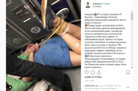 Ein Reise-Blogger filmte, wie der betrunkene Randalierer geknebelt am Boder der S7-Airlines-Maschine liegt 