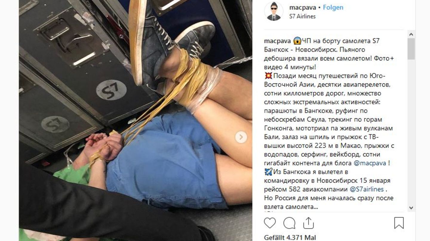 Ein Reise-Blogger filmte, wie der betrunkene Randalierer geknebelt am Boder der S7-Airlines-Maschine liegt 