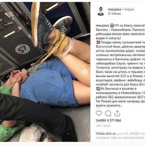 Ein Reise-Blogger filmte, wie der betrunkene Randalierer geknebelt am Boder der S7-Airlines-Maschine liegt 