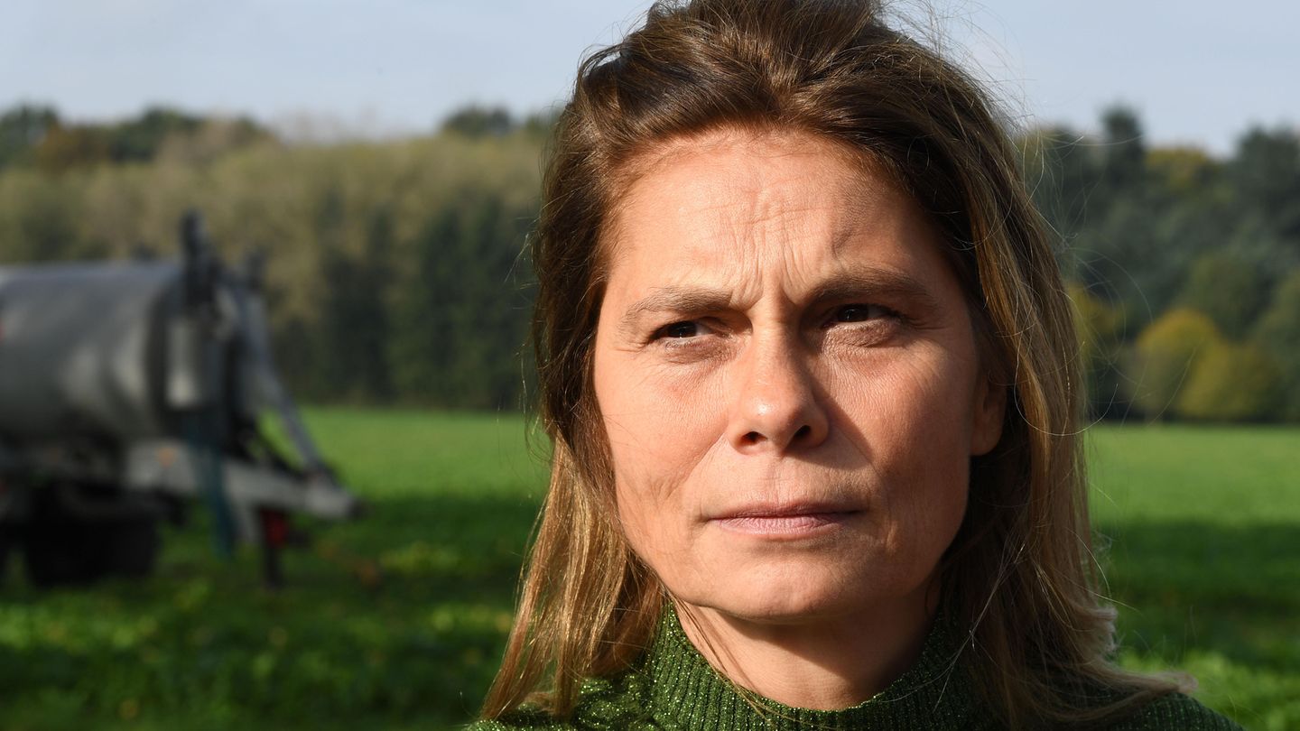 Sarah Wiener teilte einen stern-Artikel über Mandelmilch. Einige Veganer fühlten sich dadurch von ihr angegriffen und reagierten auf Facebook teils ungehalten.