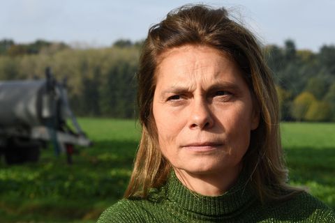 Sarah Wiener teilte einen stern-Artikel über Mandelmilch. Einige Veganer fühlten sich dadurch von ihr angegriffen und reagierten auf Facebook teils ungehalten.