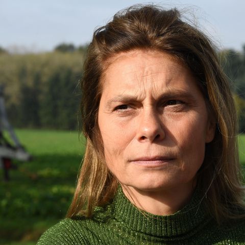 Sarah Wiener teilte einen stern-Artikel über Mandelmilch. Einige Veganer fühlten sich dadurch von ihr angegriffen und reagierten auf Facebook teils ungehalten.