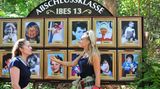 Evelyn Burdecki (r.) und Doreen Dietel treten zu Schatzsuche "Dschungel-Galerie" an. Dabei sollen die beiden ihre Mitcamper auf Kinderfotos erkennen und jeweils richtig benennen. Zudem müssen sie die Geheimnisse der Promis aus deren Kindheit richtig zuordnen. Klingt kompliziert - doch am Ende ist die Schatzsuche gewonnen.
