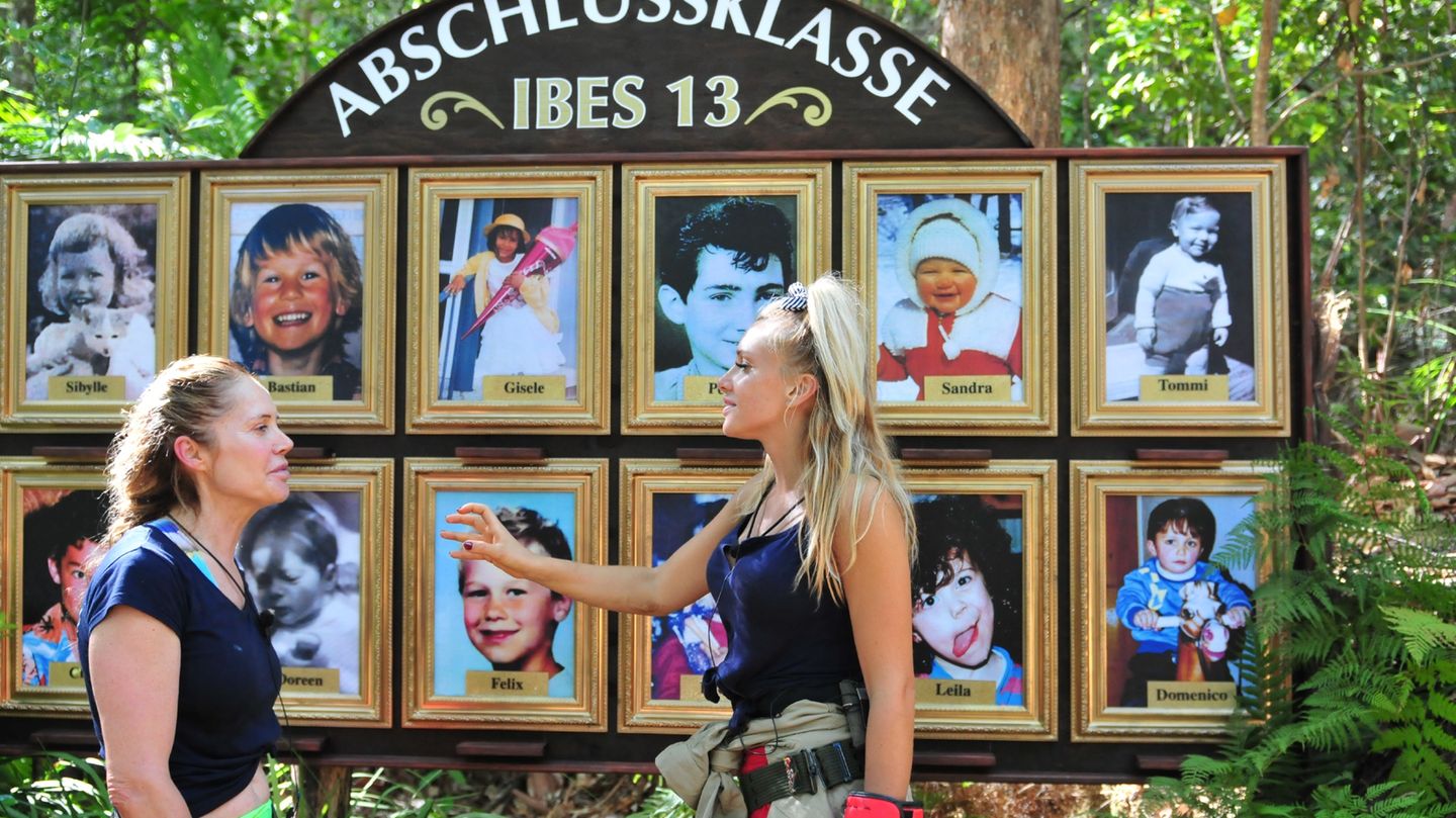 Evelyn Burdecki (r.) und Doreen Dietel treten zu Schatzsuche "Dschungel-Galerie" an. Dabei sollen die beiden ihre Mitcamper auf Kinderfotos erkennen und jeweils richtig benennen. Zudem müssen sie die Geheimnisse der Promis aus deren Kindheit richtig zuordnen. Klingt kompliziert - doch am Ende ist die Schatzsuche gewonnen.