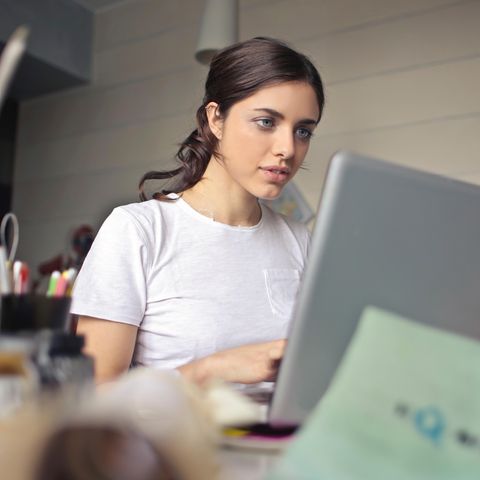 Frau vor dem PC