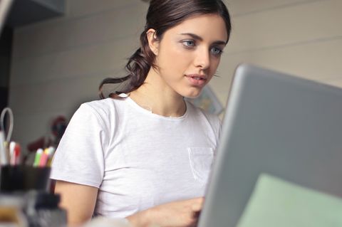 Frau vor dem PC