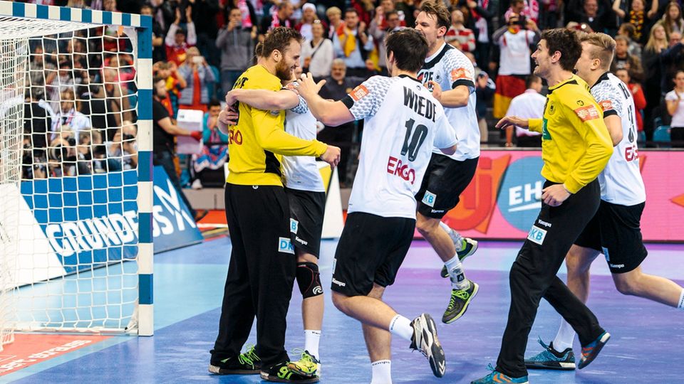 Handball-WM: Ein Held, der hält: Nach der Schlusssirene wird Wolff von den Mitspielern für seine Weltklasseleistung im EM-Endspiel gefeiert Ein Held, der hält: Nach der Schlusssirene wird Wolff von den Mitspielern für seine Weltklasseleistung im EM-Endspiel gefeiert