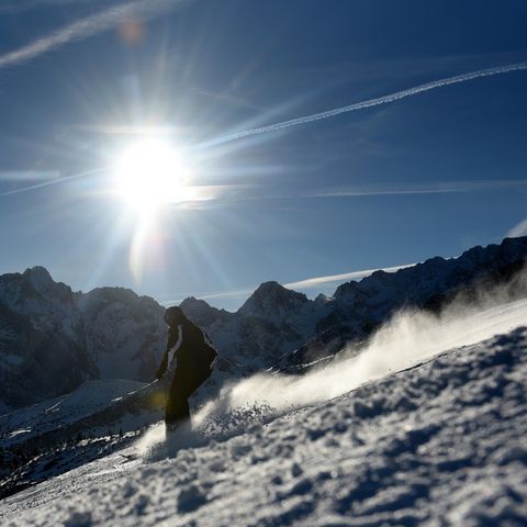 Skifahrer wie hier in Garmisch-Partenkirchen können sich wohl noch lange über Schnee freuen