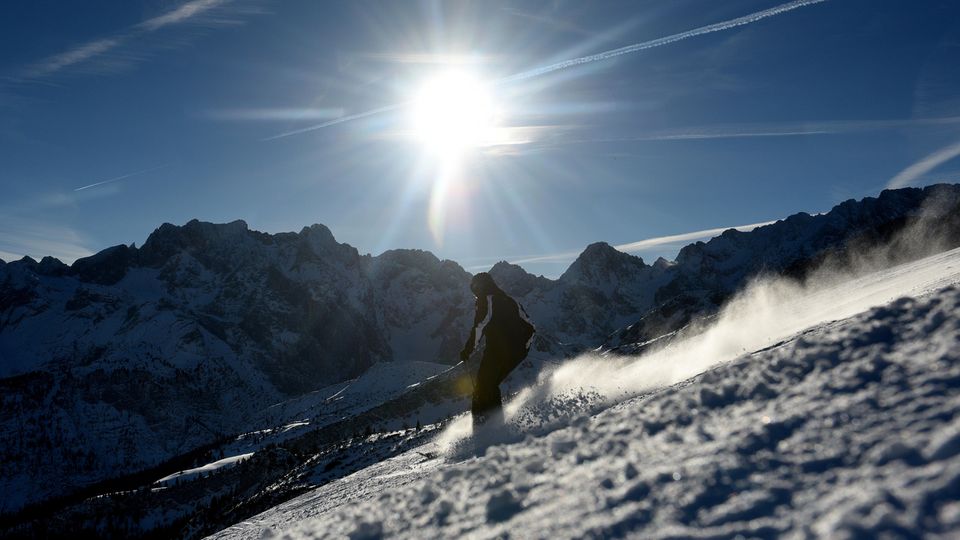 Skifahrer wie hier in Garmisch-Partenkirchen können sich wohl noch lange über Schnee freuen