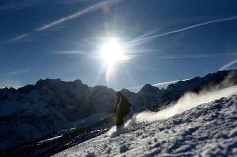 Skifahrer wie hier in Garmisch-Partenkirchen können sich wohl noch lange über Schnee freuen