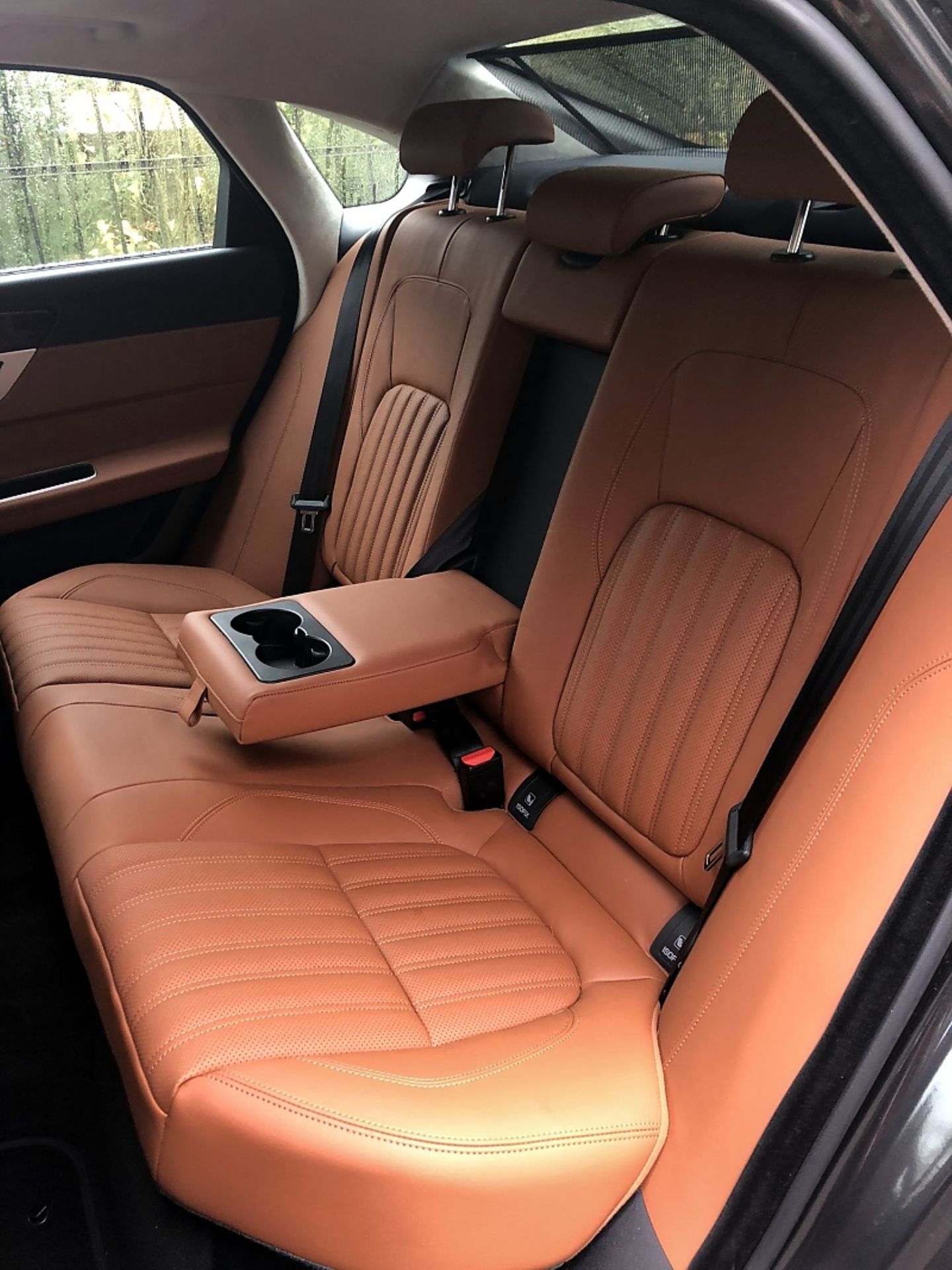 Jaguar XF 30d - und ebenso hinten