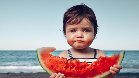 Kleines Kind mit Wassermelone