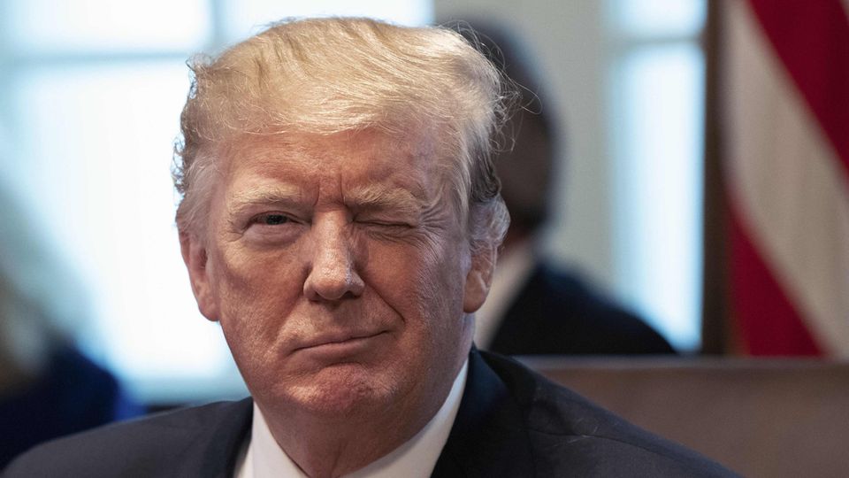 US-Präsident Donald Trump kneift das linke Auge zu