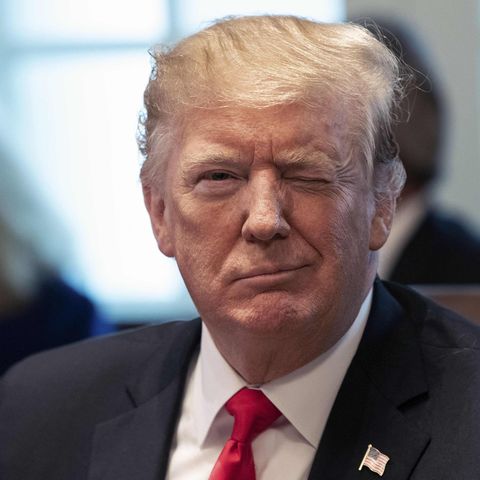 US-Präsident Donald Trump kneift das linke Auge zu