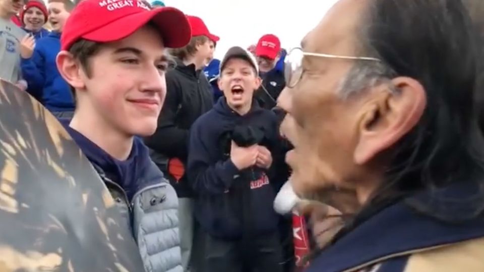 Jugendliche Trump-Anhänger stören eine Kundgebung von amerikanischen Ureinwohnern Jugendliche Trump-Anhänger stören eine Kundgebung von amerikanischen Ureinwohnern