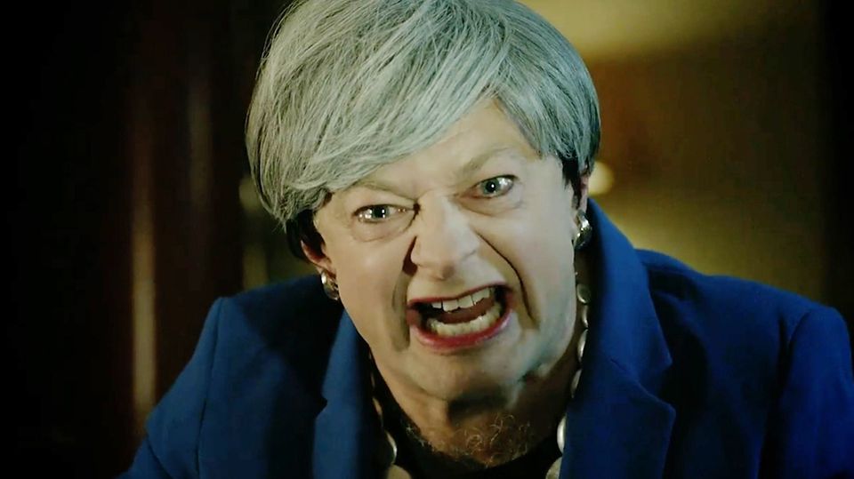 Andy Serkis parodiert Theresa May als Gollum Andy Serkis parodiert Theresa May als Gollum