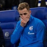 Der Schalker Torwart Ralf Fährmann sitzt auf der Bank und hält sich die rechte Hand vor den Mund